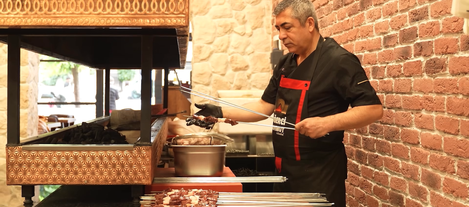 Etlerimiz Nasıl Hazırlanıyor? - Diyarbakır usulü ciğerlerimiz, özenle seçilmiş taze etlerimizden başlayarak geleneksel yöntemlerle hazırlanır. | Ciğerci Mahmut İstanbul Fatih Galeri